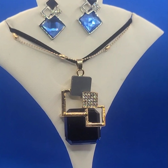 NWT Crystal Geometric Necklace & Earrings - Picture 5 of 10